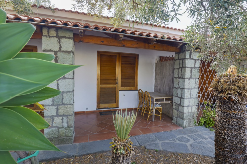 Veranda del bungalow con agavi