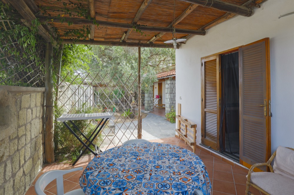 Veranda con tavolo in maiolica